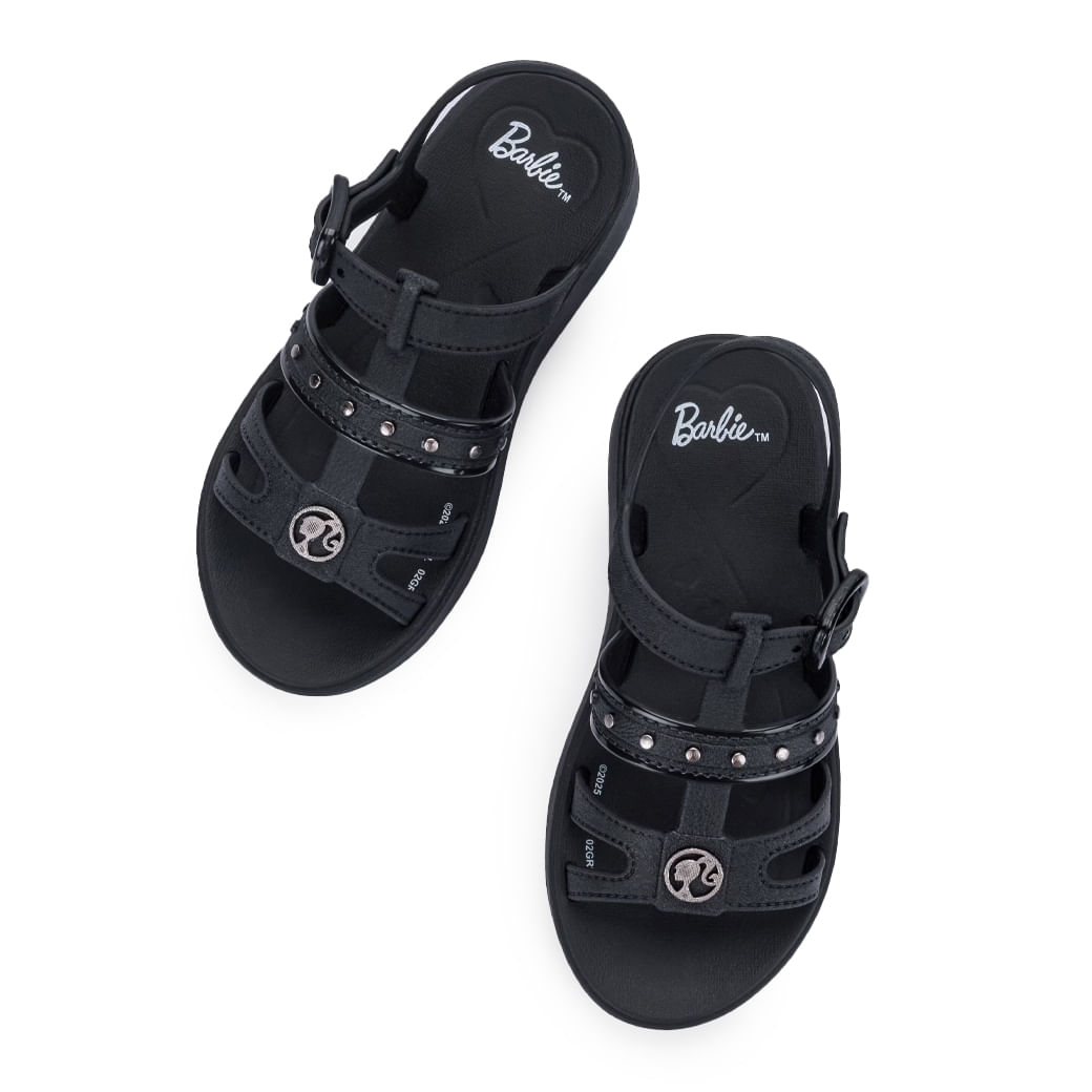 Vista superior da sandália infantil preta mostrando palmilha e tiras com tachas.